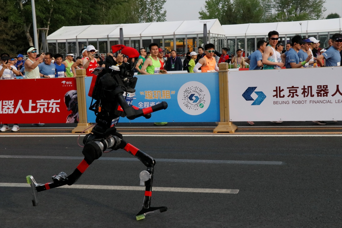 AA-20260419-41149886-41149880-CINDE_INSANSI_ROBOTLAR_YARI_MARATON_DUNYA_REKORUNU_KIRDI