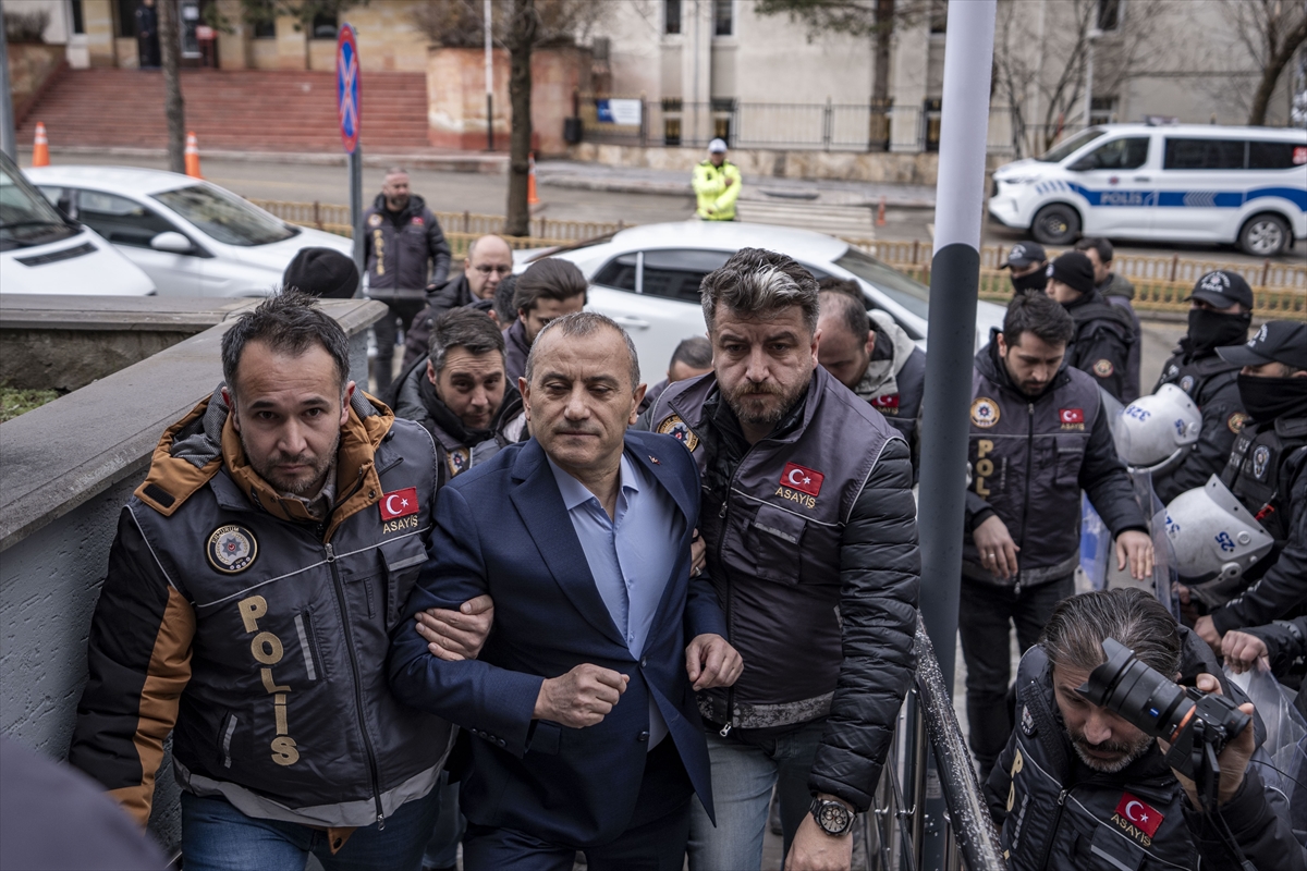 AA-20260421-41165680-41165674-GULISTAN_DOKU_SORUSTURMASINDA_DONEMIN_TUNCELI_VALISI_TUNCAY_SONEL_ADLIYEYE_SEVK_EDILDI (1)