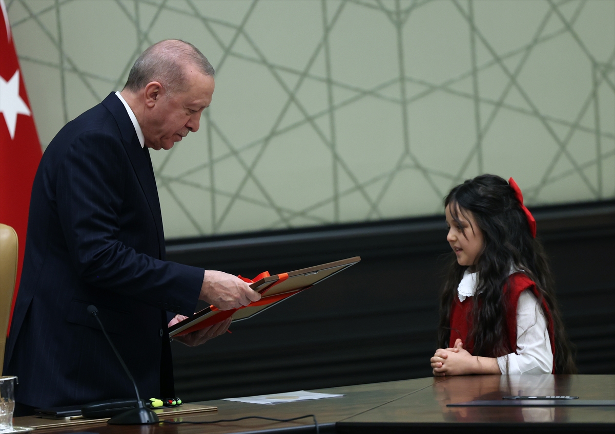 AA-20260423-41190947-41190944-CUMHURBASKANI_ERDOGAN_MILLI_EGITIM_BAKANI_TEKIN_VE_BERABERINDEKI_COCUKLARI_KABUL_ETTI