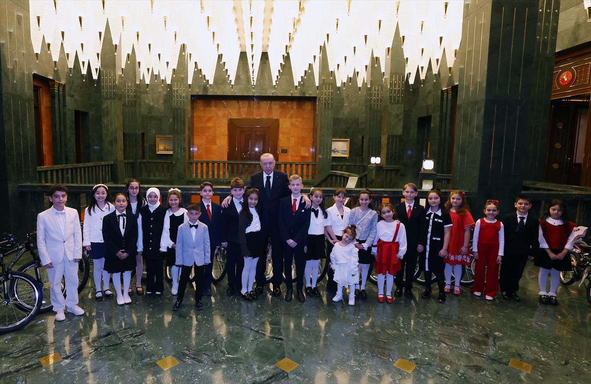 AA-20260423-41190947-41190936-CUMHURBASKANI_ERDOGAN_MILLI_EGITIM_BAKANI_TEKIN_VE_BERABERINDEKI_COCUKLARI_KABUL_ETTI