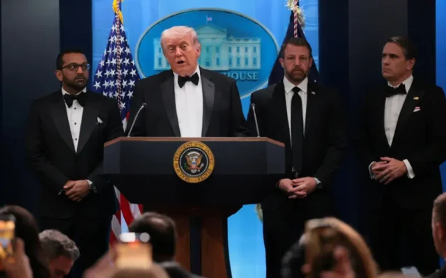 trumpin-katildigi-yemekte-sila-19781758-3345_5_m