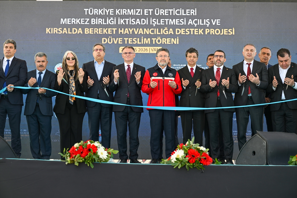 AA-20260502-41270128-41270123-BAKAN_YUMAKLI_VANDAKI_KIRSALDA_BEREKET_HAYVANCILIGA_DESTEK_PROJESI_DUVE_TESLIM_TORENINDE_KONUSTU