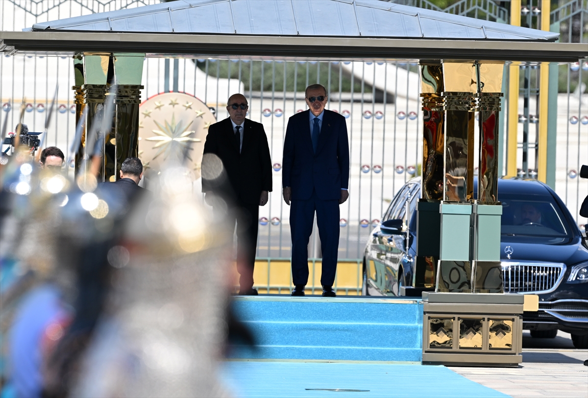 AA-20260507-41315626-41315607-CUMHURBASKANI_ERDOGAN_CEZAYIR_CUMHURBASKANI_TEBBUNU_RESMI_TORENLE_KARSILADI