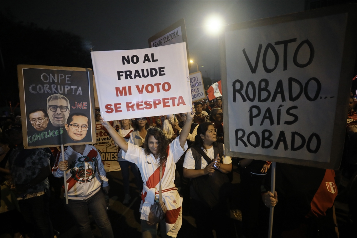 AA-20260515-41387149-41387141-PERUDA_SECIM_SONUCLARININ_ARDINDAN_RAFAEL_LOPEZ_ALIAGA_DESTEKCILERINDEN_PROTESTO_YURUYUSU