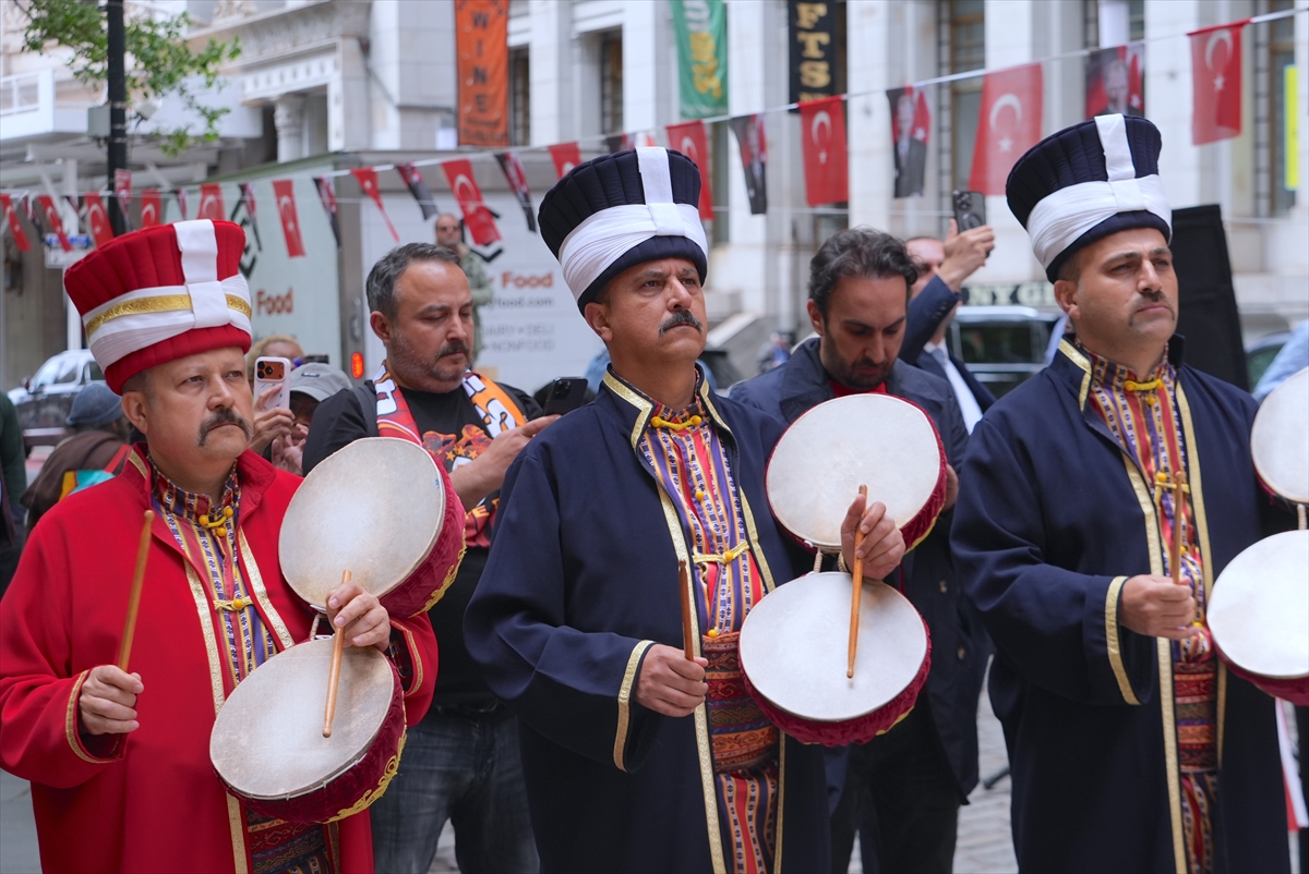 AA-20260515-41396055-41396049-NEW_YORKTA_43_TURK_GUNU_YURUYUSU_ICIN_BAYRAK_CEKME_TORENI_DUZENLENDI