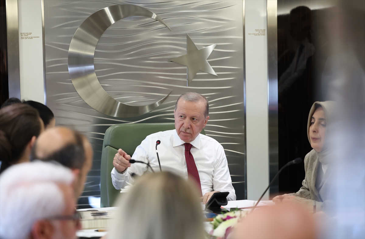 AA-20260516-41399854-41399852-CUMHURBASKANI_ERDOGAN_KAZAKISTAN_ZIYARETI_DONUSU_UCAKTA_GAZETECILERIN_SORULARINI_YANITLADI