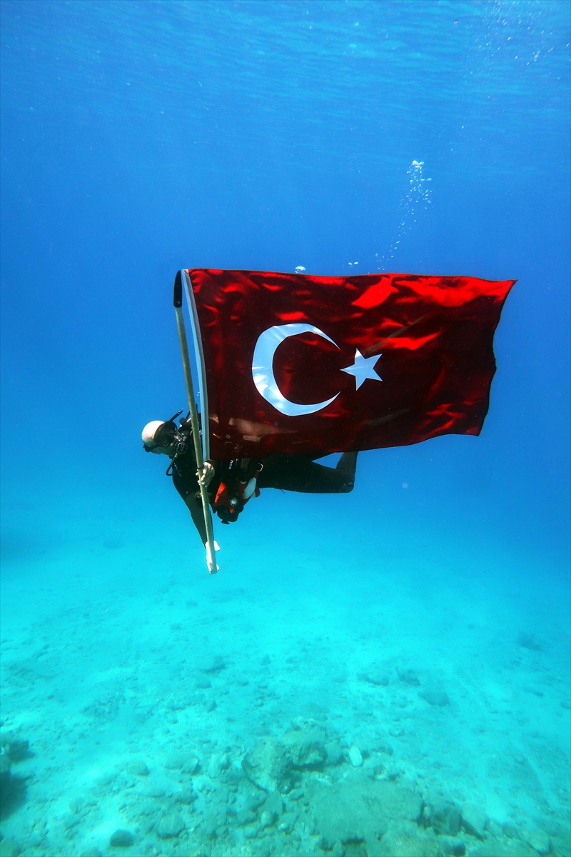 AA-20260519-41425766-41425765-FETHIYEDE_DALGICLAR_19_MAYISI_DENIZ_ALTINDA_KUTLADI