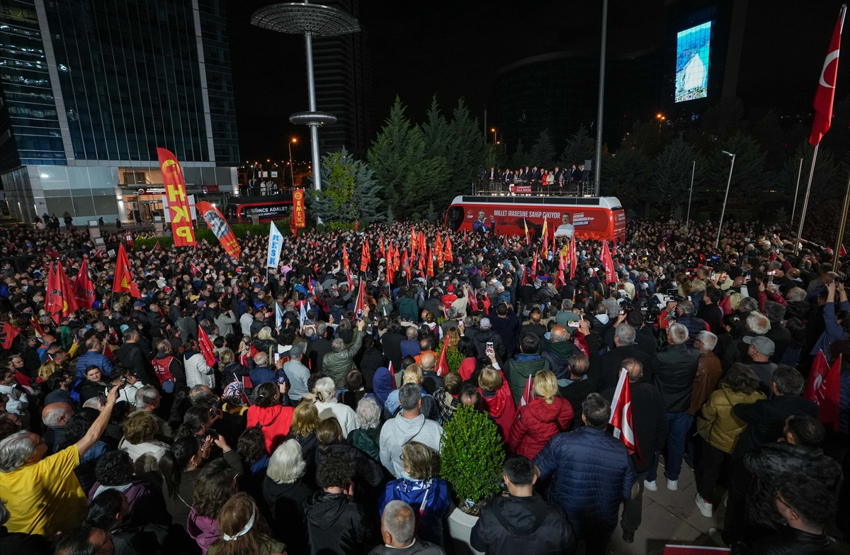 AA-20260521-41460581-41460576-OZGUR_OZEL_CHP_GENEL_MERKEZI_ONUNDE_TOPLANANLARA_SESLENDI