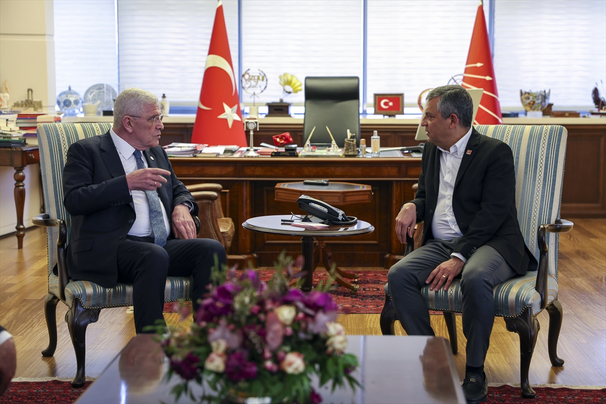 AA-20260522-41469980-41469977-IYI_PARTI_GENEL_BASKANI_DERVISOGLU_VE_OZGUR_OZEL_GORUSTU