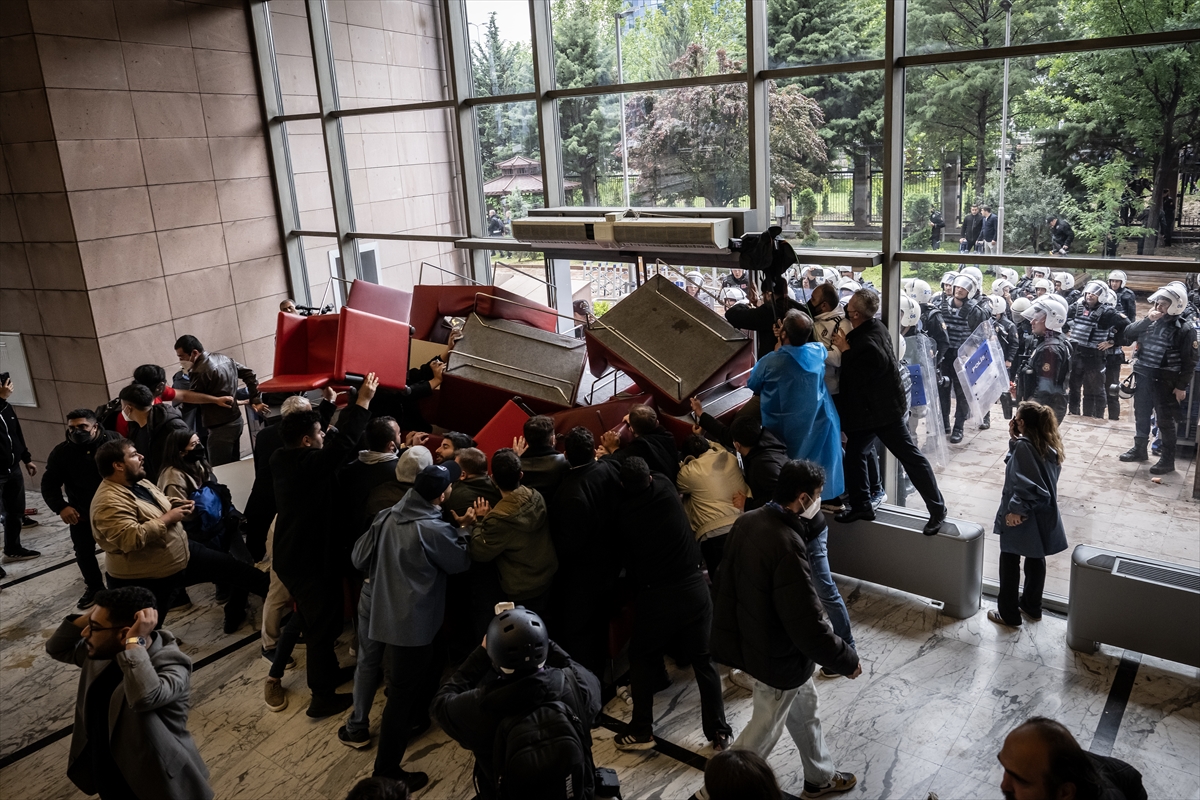 AA-20260524-41484978-41484970-EMNIYET_EKIPLERI_CHP_GENEL_MERKEZINE_GIRDI