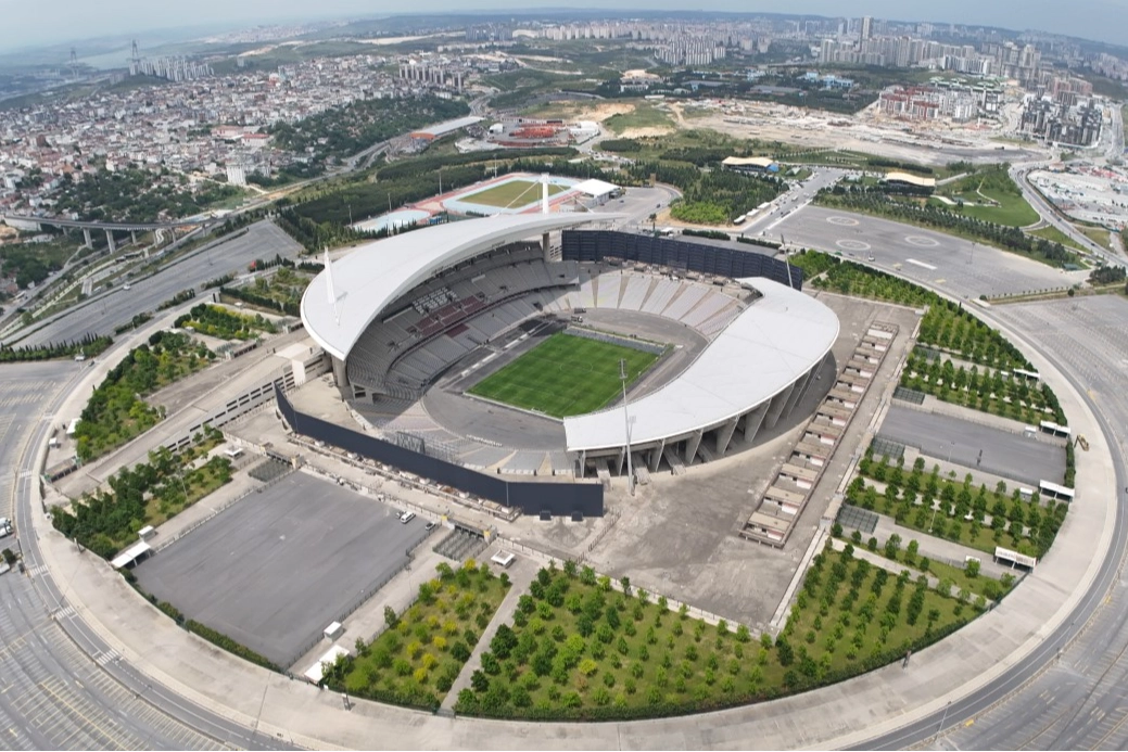 kanye-west-in-istanbul-daki-100-bin-kisilik-konserine-travis-scott-surprizi-1779614436-799_large