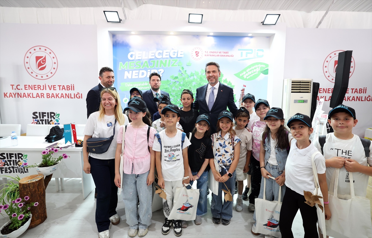 AA-20260605-41589888-41589884-ENERJI_VE_TABII_KAYNAKLAR_BAKANI_BAYRAKTAR_SIFIR_ATIK_FESTIVALINDEKI_BAKANLIK_STANDINI_ZIYARET_ETTI