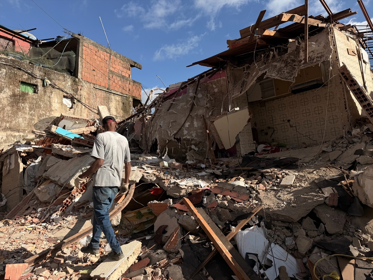 AA-20260702-41847937-41847936-VENEZUELANIN_EL_JUNQUITO_BOLGESINDE_CIFTE_DEPREMIN_ARDINDAN_CALISMALAR_SURUYOR