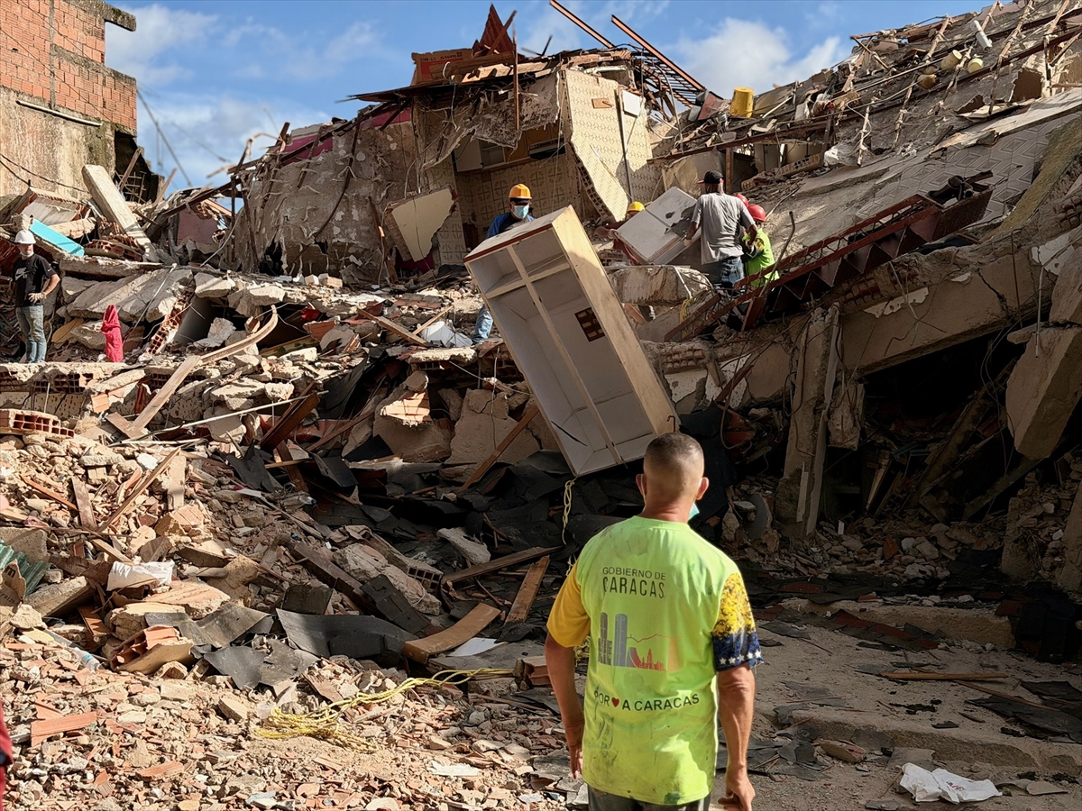 AA-20260702-41847937-41847932-VENEZUELANIN_EL_JUNQUITO_BOLGESINDE_CIFTE_DEPREMIN_ARDINDAN_CALISMALAR_SURUYOR
