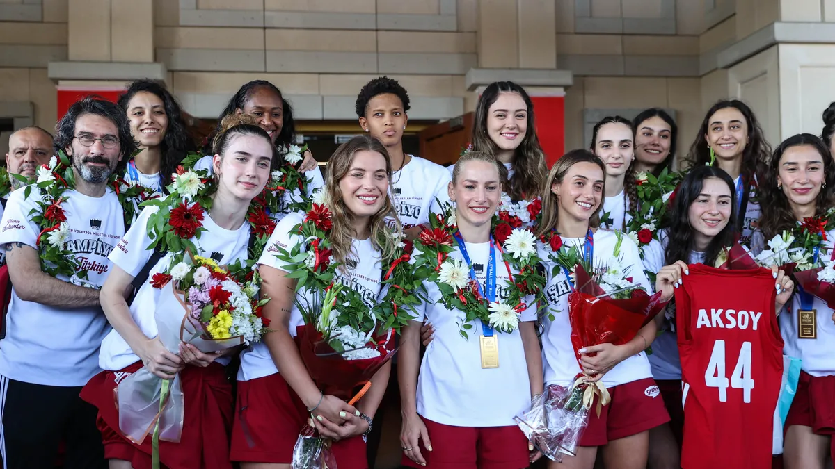 1200x675-a-milli-kadin-voleybol-takimi-istanbul-havalimani-karsilama-1785159476100