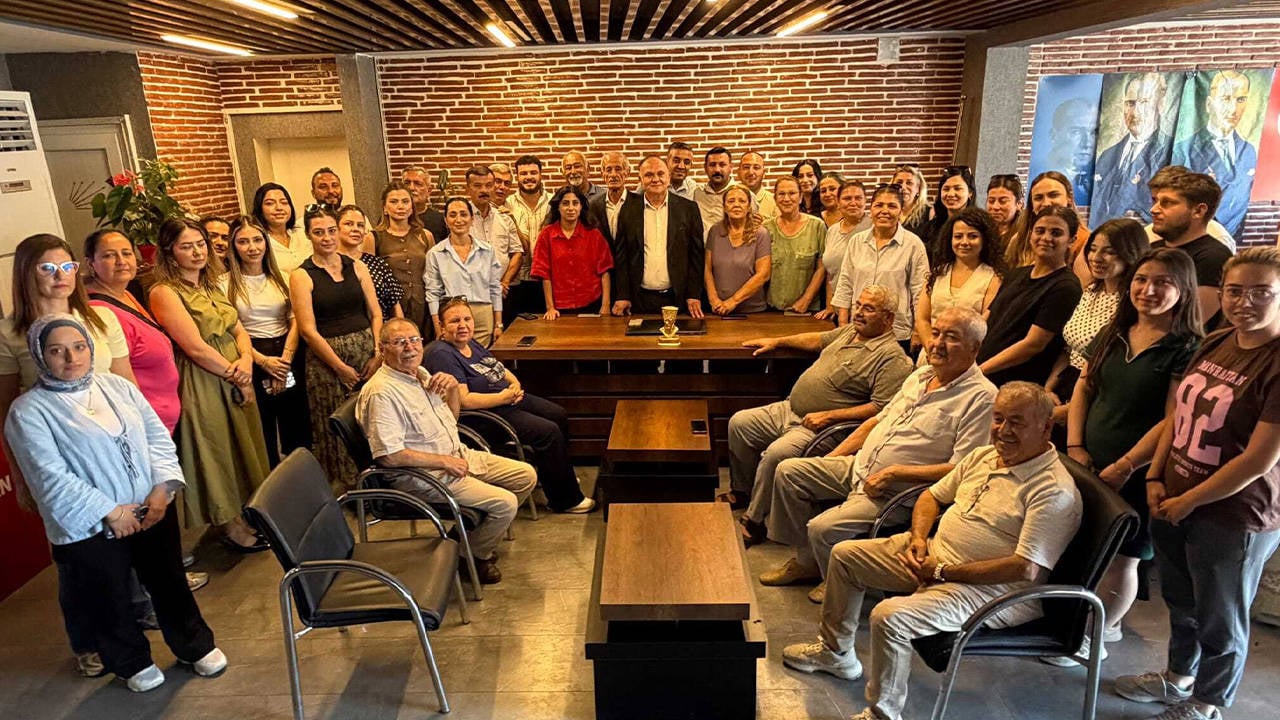 chp-ceyhan-ilce-yonetimi-toplu-istifayla-yeni-parti-ye-gecti