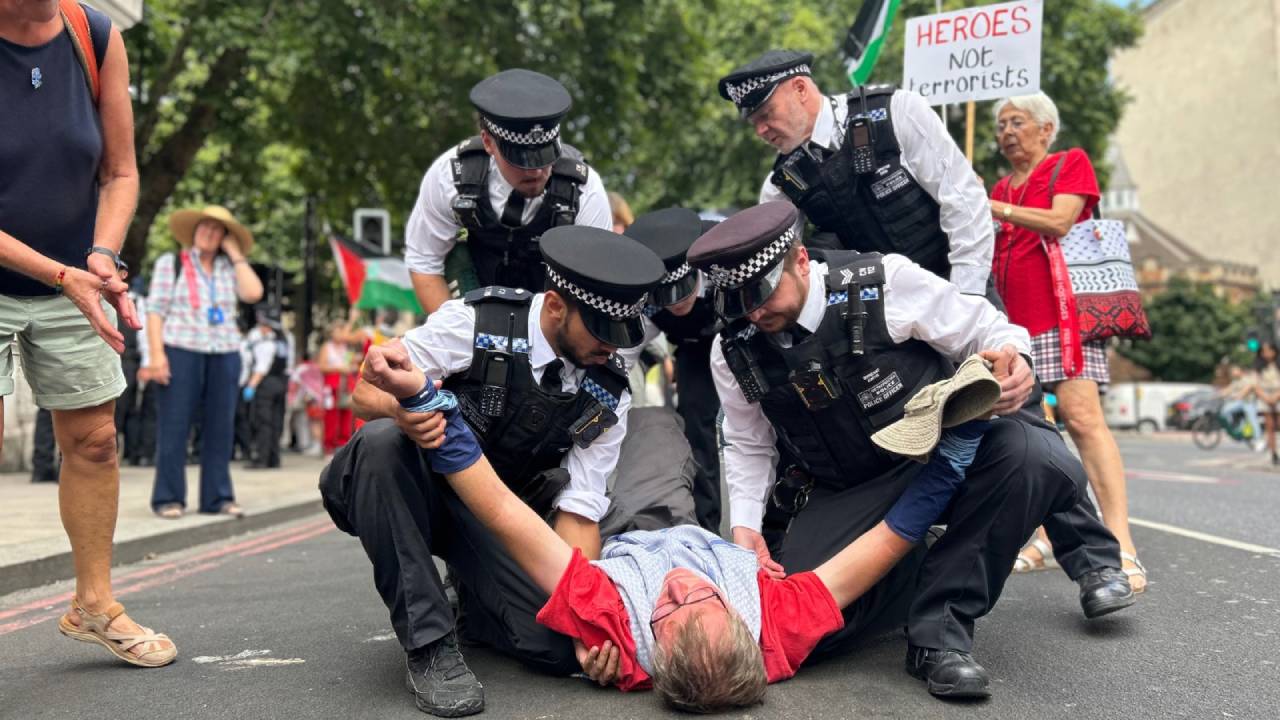 yeni-basbakan-rengini-gosterdi-palestine-action-protestosunda-onlarca-gozalti