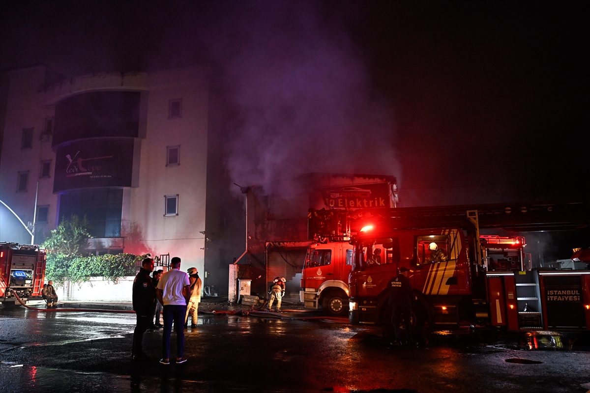 AA-20260923-42544147-42544146-ESENYURTTA_OTO_LASTIKCIDE_BASLAYAN_VE_4_IS_YERI_ILE_BIR_FABRIKAYA_SICRAYAN_YANGIN_SONDURULDU
