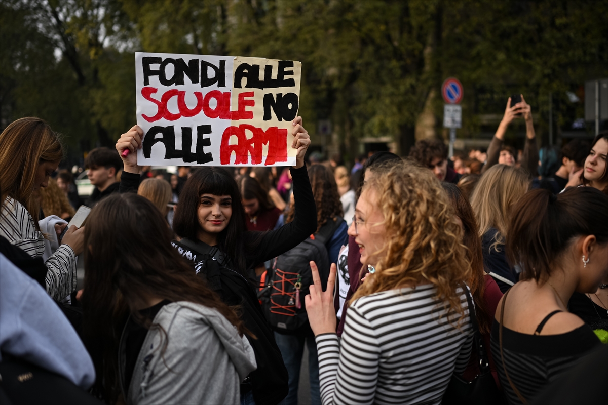 AA-20261016-42775594-42775564-ITALYADA_OGRENCILER_HUKUMETIN_EGITIM_POLITIKALARINI_PROTESTO_ETTI