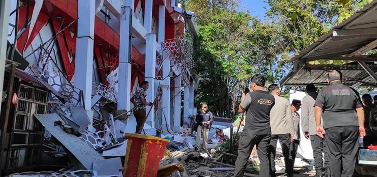 Endonezya’da 7,4 büyüklüğünde deprem: Adalarda yıkım var