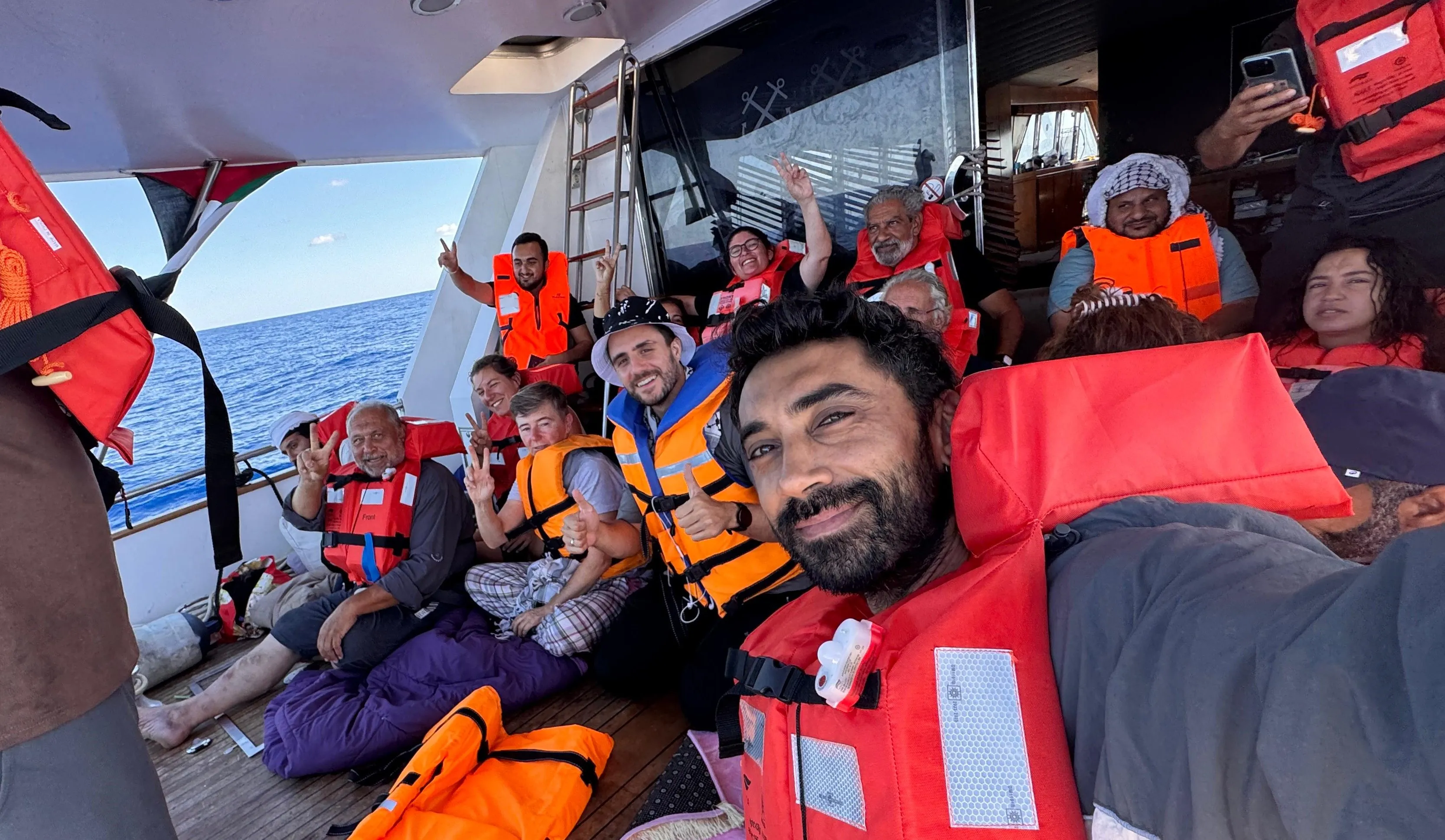 İsrail'in alıkoyduğu Türk aktivist Manşet Haber'e konuştu: "Saatlerce diz çöktük"