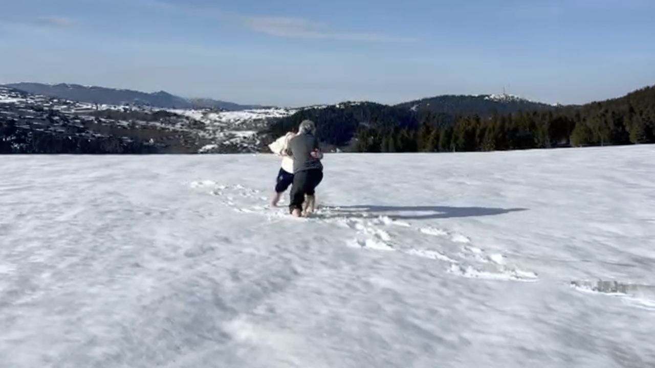 Fatih Tekke’den olay görüntü: Kar üstünde güreş