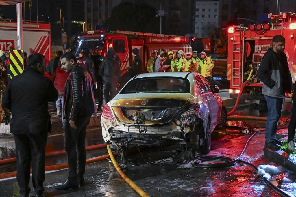 Beşiktaş’ta korkutan yangın: 14 lüks araç küle döndü