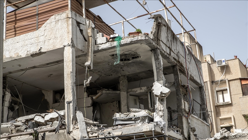 İran’dan misilleme: Tel Aviv’de 27 noktaya füze parçaları düştü