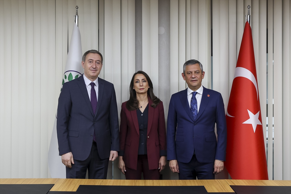 Ara seçim gündemi siyaseti hareketlendirdi: Özel, DEM Parti'yi ziyaret etti