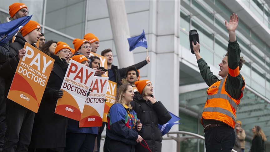 İngiltere’de doktorlar grevde: Sağlıkta aksamalar bekleniyor