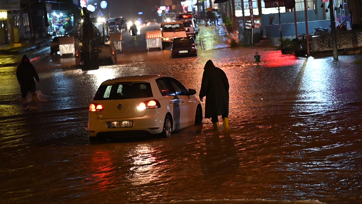 Osmaniye’de sel: Dereler taştı, araçlar sürüklendi