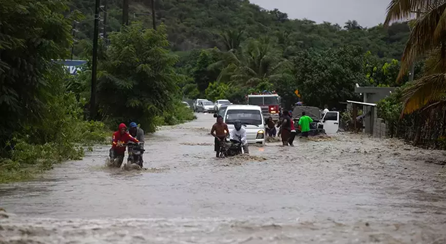 Dominik’te sel felaketi: Okullar tatil edildi