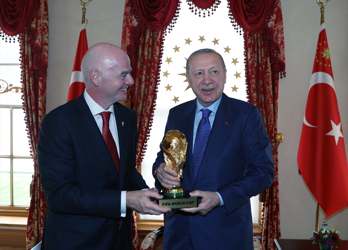 FIFA Başkanı Infantino’dan Erdoğan’a forma hediyesi