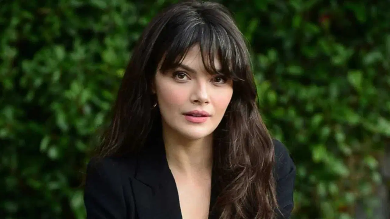 Ünlü oyuncu Sinem Ünsal’a yurt dışı yasağı