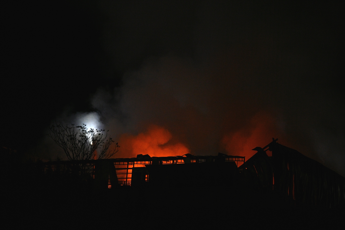 Ankara’da korkutan yangın: Fabrika alevlere teslim oldu