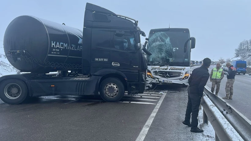 Erzurum’da feci kaza: Otobüs ve tırlar çarpıştı