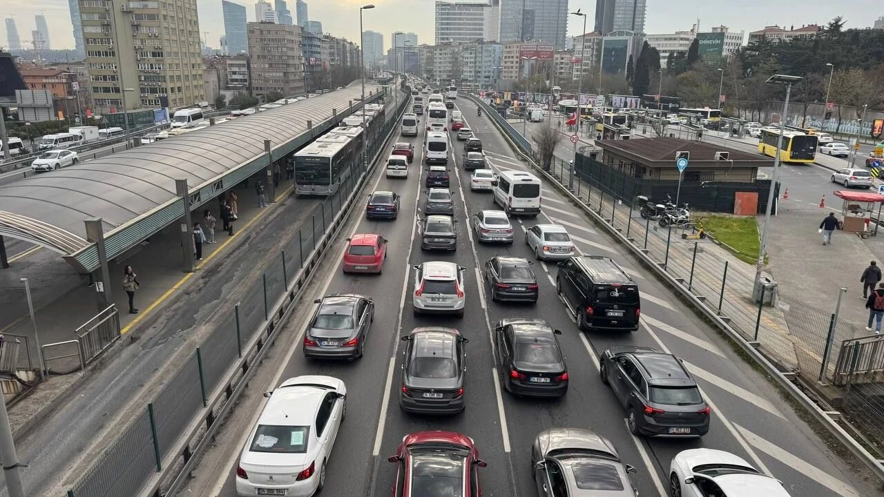 İstanbul'da bazı yollar trafiğe kapatıldı