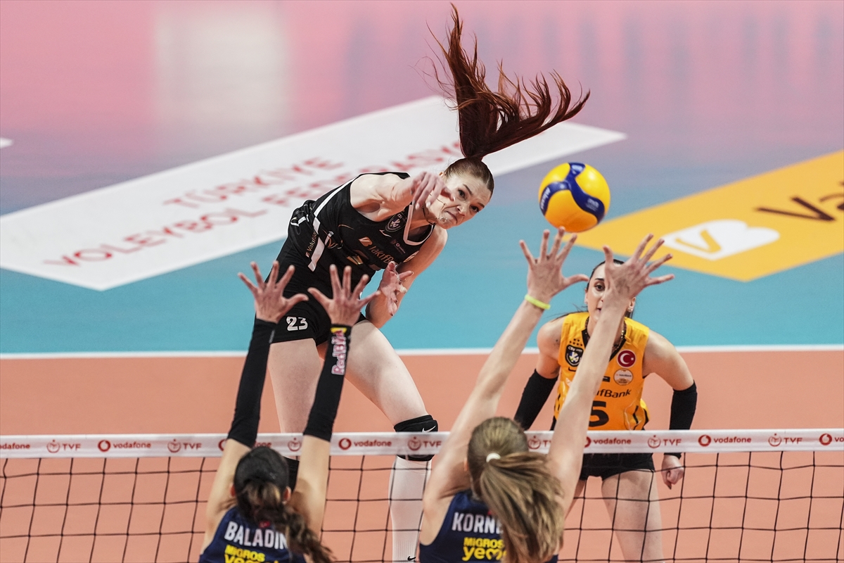Fenerbahçe başladı, VakıfBank bitirdi