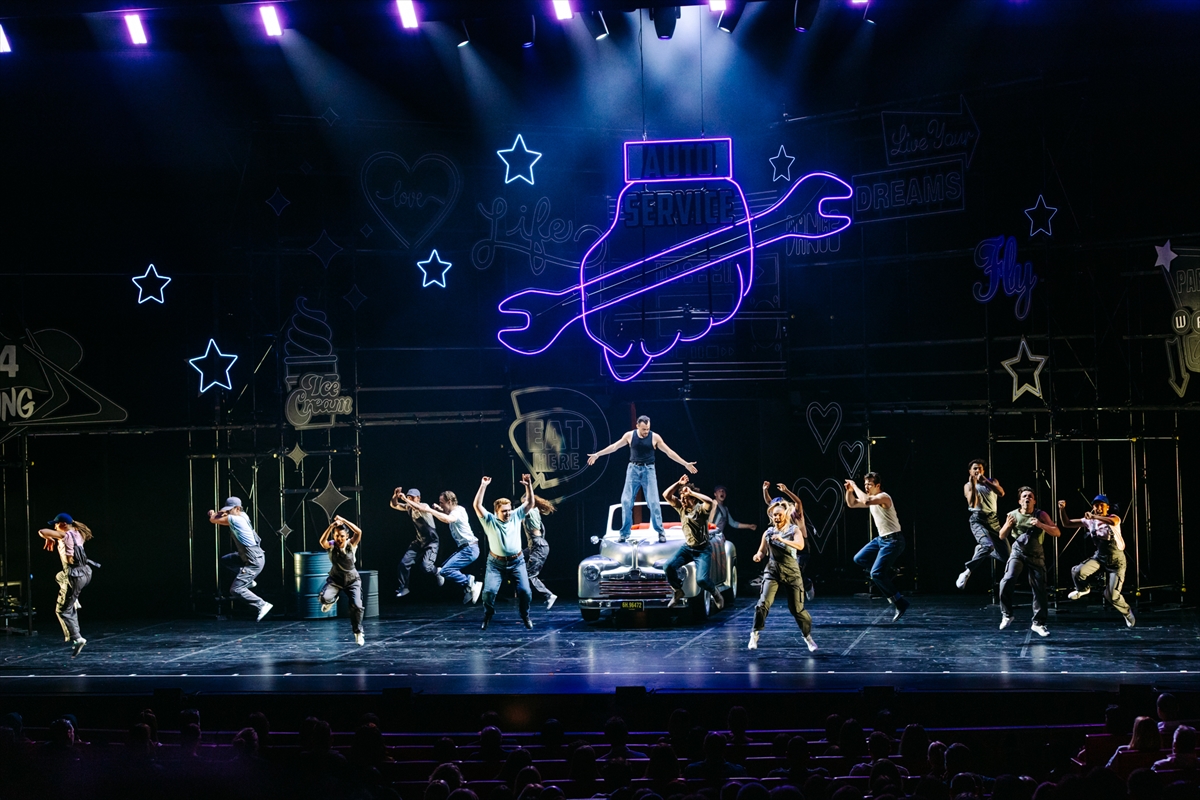 50’ler geri döndü: Grease sahnede büyülüyor