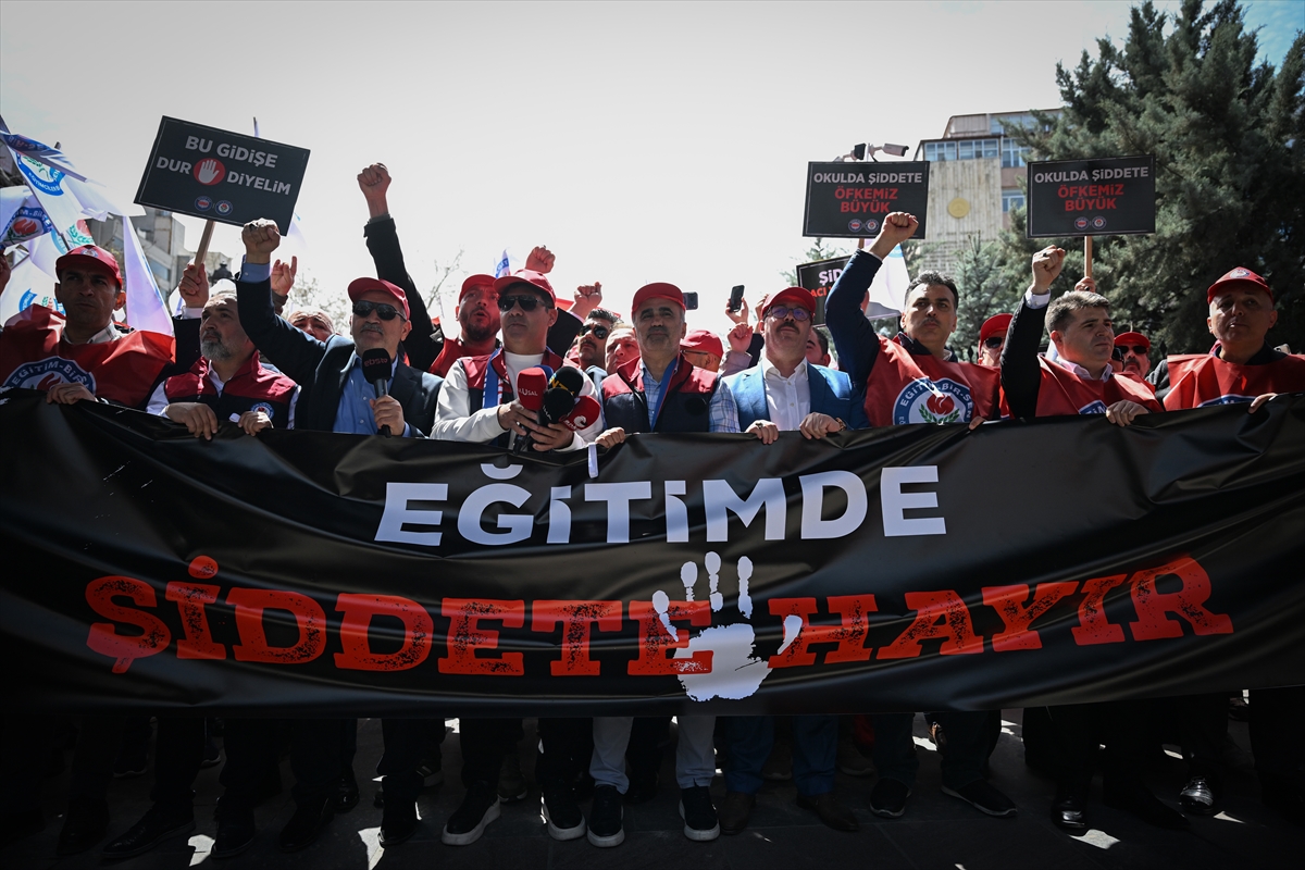 Eğitim-Bir-Sen, okulda silahlı saldırıyı protesto etti