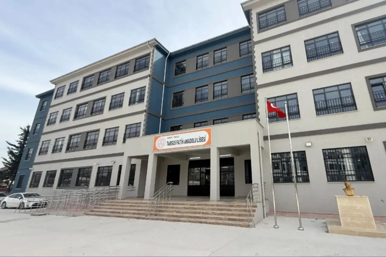 Mersin’de lisede bir öğrenci silahla yakalandı