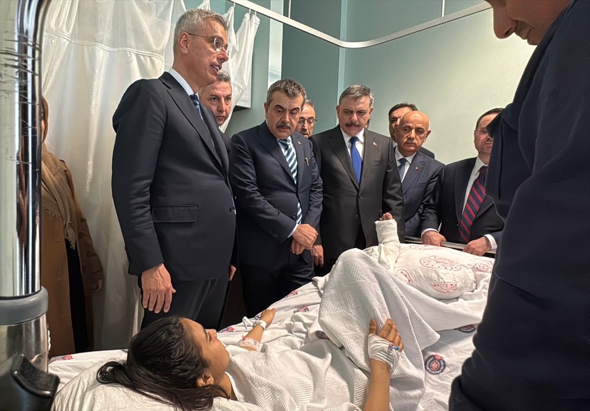 Bakanlardan yaralılara hastanede ziyaret