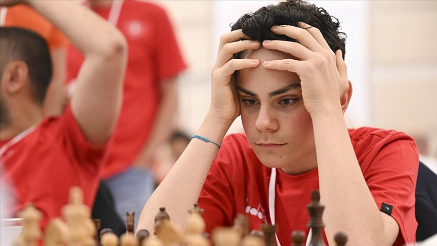 Türk satranç ustasından Avrupa'da ses getiren performans