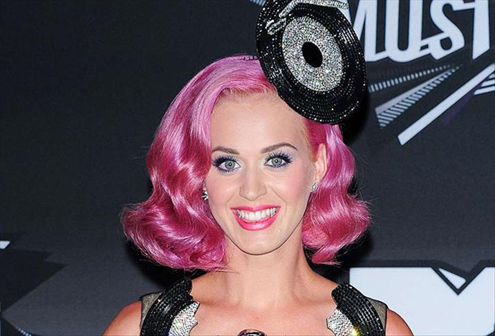 Katy Perry’den Roma’da görenleri şaşırtan dilek ritüeli
