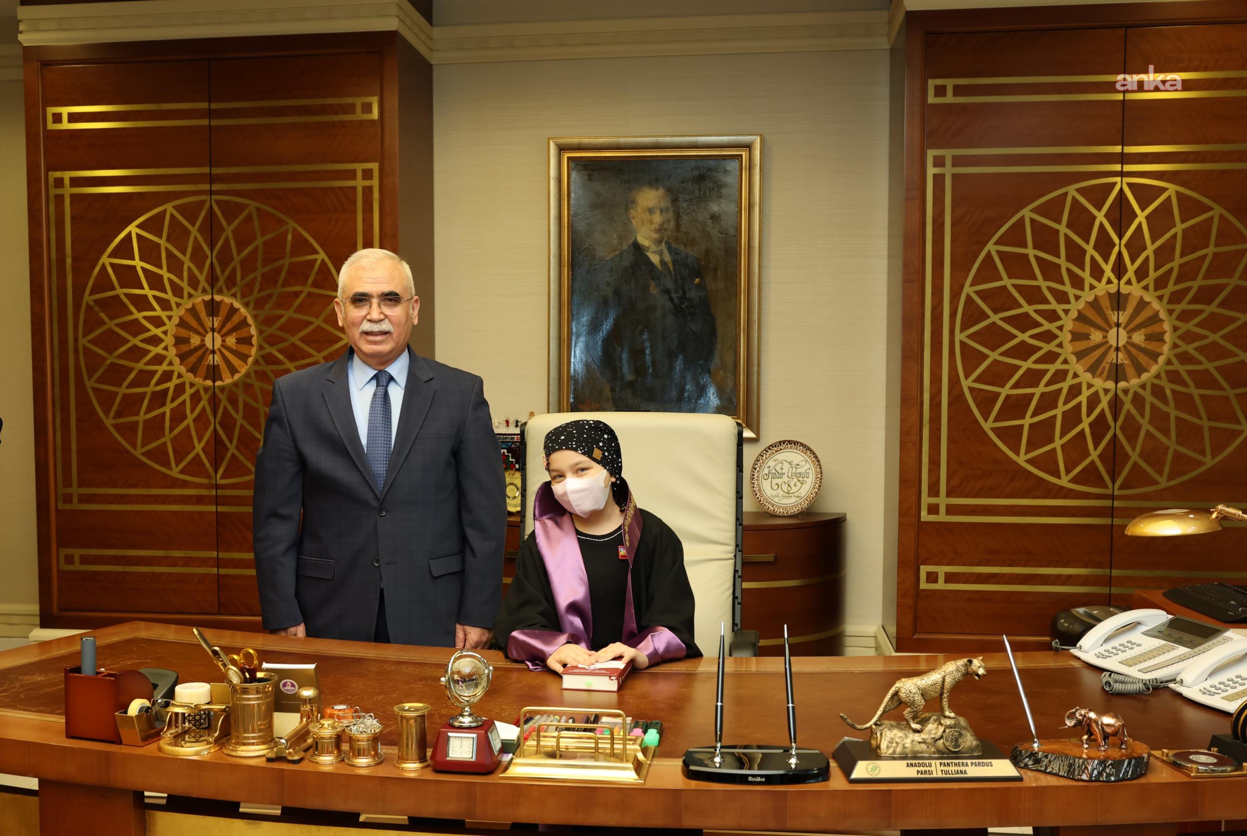 Lösemili çocuk AYM Başkanlığı koltuğuna oturdu