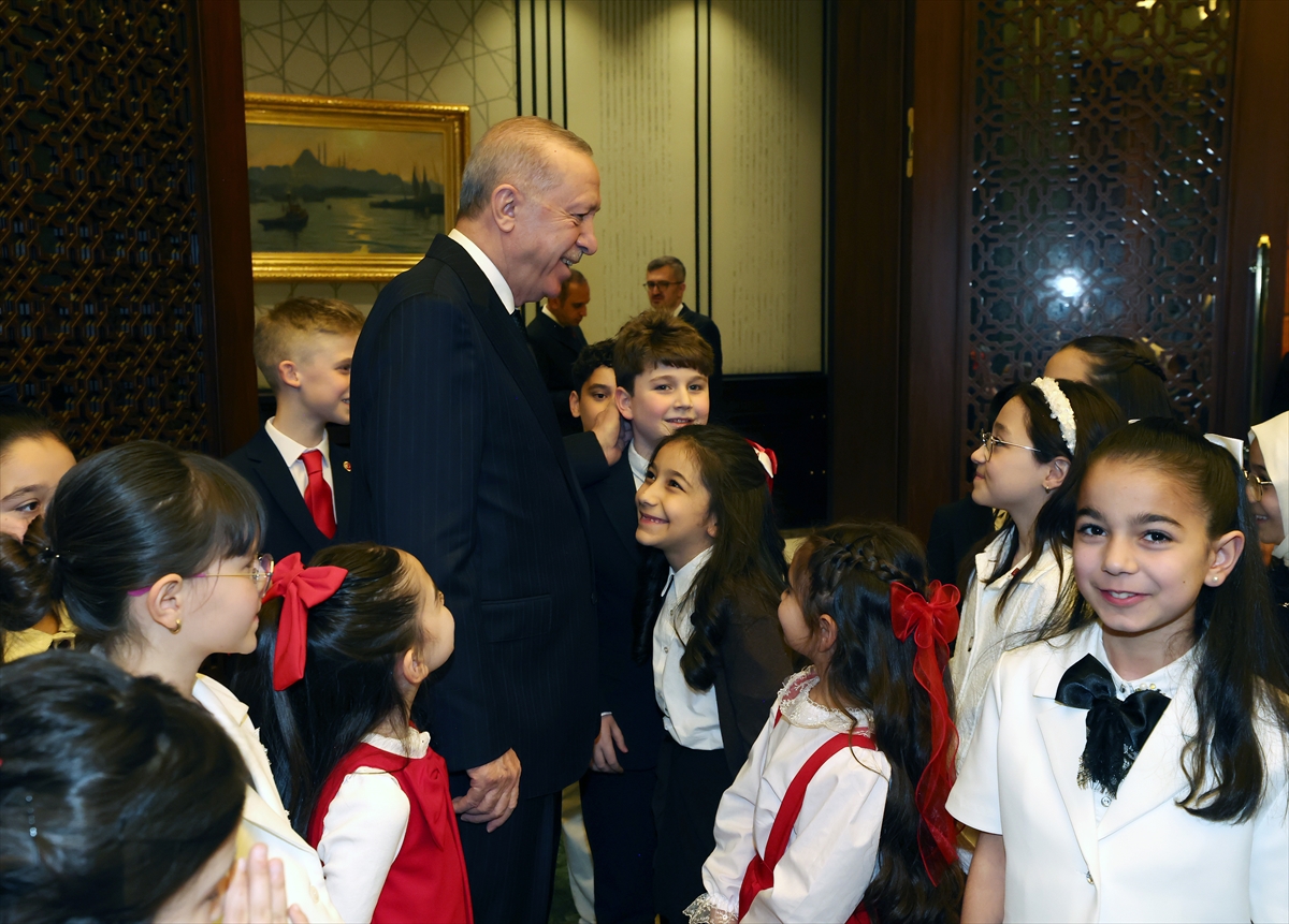 Cumhurbaşkanı Erdoğan koltuğunu çocuklara devretti