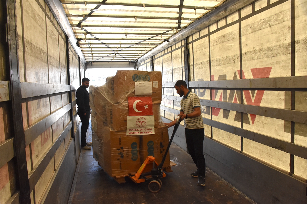 Türkiye sınır ötesine sağlık köprüsü kuruyor, 6 tır yolda