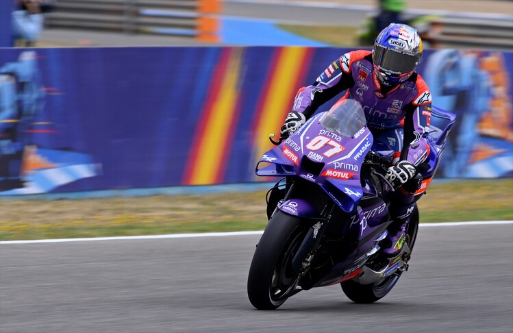 Toprak Razgatlıoğlu temas sonrası yarışı tamamlayamadı