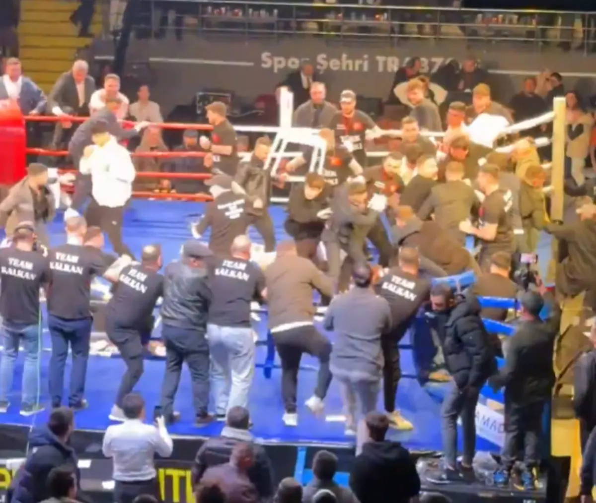 Trabzon’da boks maçında savaş çıktı: Yumruklar ring dışına taştı