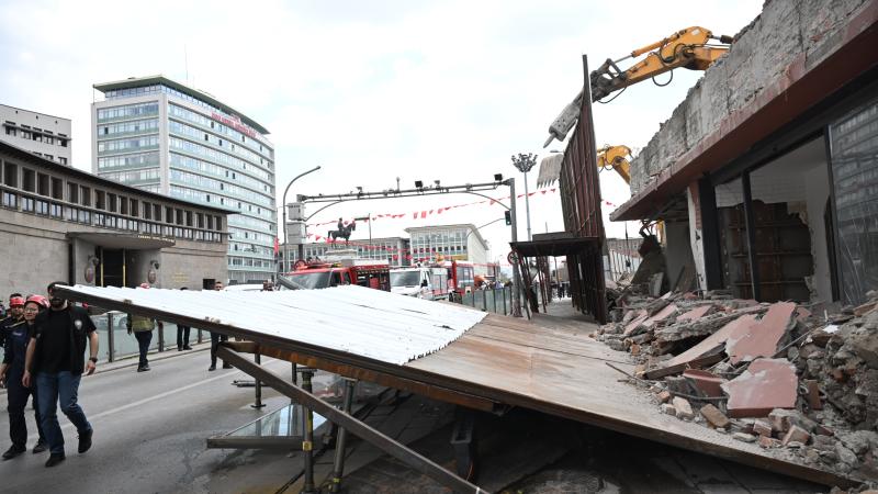 Ankara’da yıkım sırasında platform devrildi: 3 yaralı